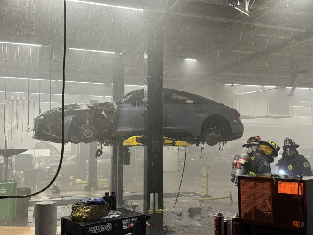 etronpozar3-1024x768 Pożar Audi e-tron GT podczas serwisu