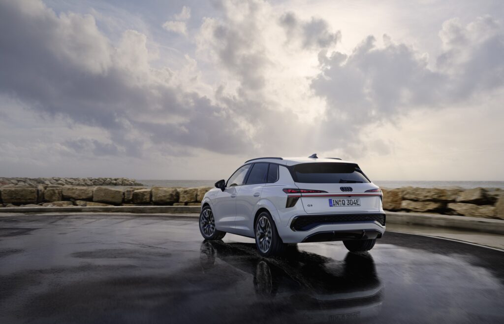Audi-Q3-PHEV-2026-1024x658 Audi czaruje publiczność nową generacją Q3. Etykieta eko i imponujące technologie są na miarę nowej gwiazdy segmentu SUV-ów premium