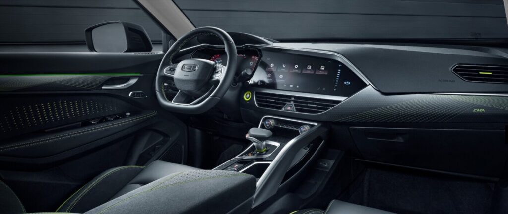 Geely-Tugella-2024-kokpit-1024x432 Na polski rynek trafi uwodzicielski SUV z duszą Volvo i sylwetką Renault Arkana. Dostanie wszystko w standardzie jak Omoda 5