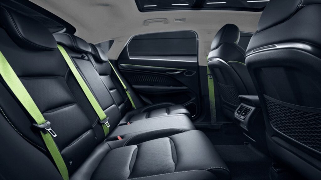 Geely-Tugella-2024-rear-seats-1024x576 Na polski rynek trafi uwodzicielski SUV z duszą Volvo i sylwetką Renault Arkana. Dostanie wszystko w standardzie jak Omoda 5