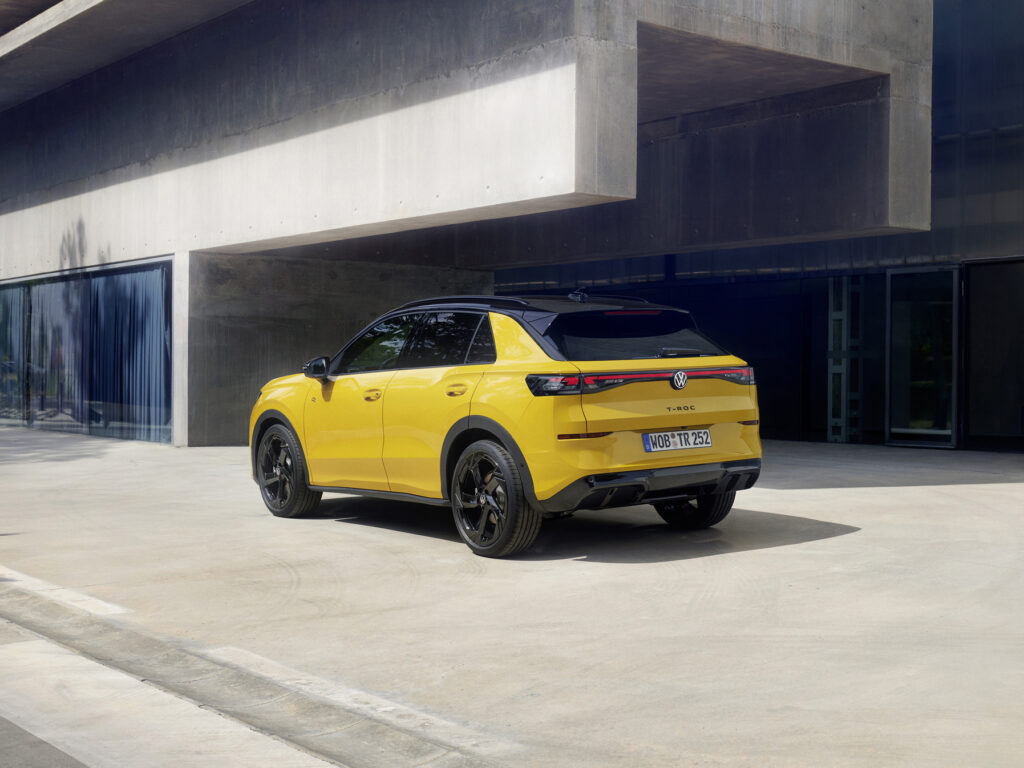 Volkswagen-T-Roc-widok-z-tylu-1024x768 Król polskich garaży trafia do oferty lepszy we wszystkim. Z napędem Toyoty Volkswagen T-Roc ściągnie do salonów tłumy