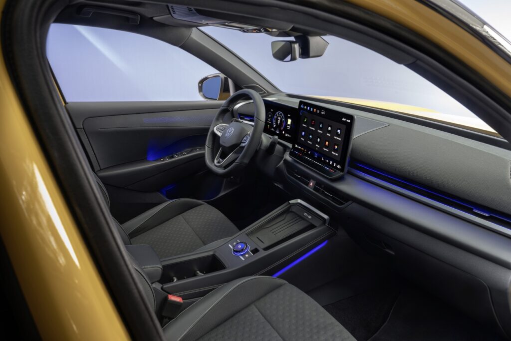 Widok-wnetrza-VW-TRoc-2026-1024x683 Król polskich garaży trafia do oferty lepszy we wszystkim. Z napędem Toyoty Volkswagen T-Roc ściągnie do salonów tłumy
