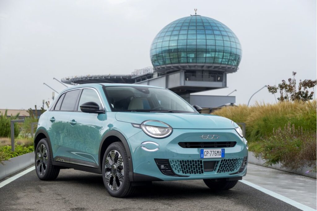 Fiat-600-Hybrid-1-e1759221238900-1024x683 Fiat 600 Hybrid – łączy styl, oszczędność i rozsądną cenę