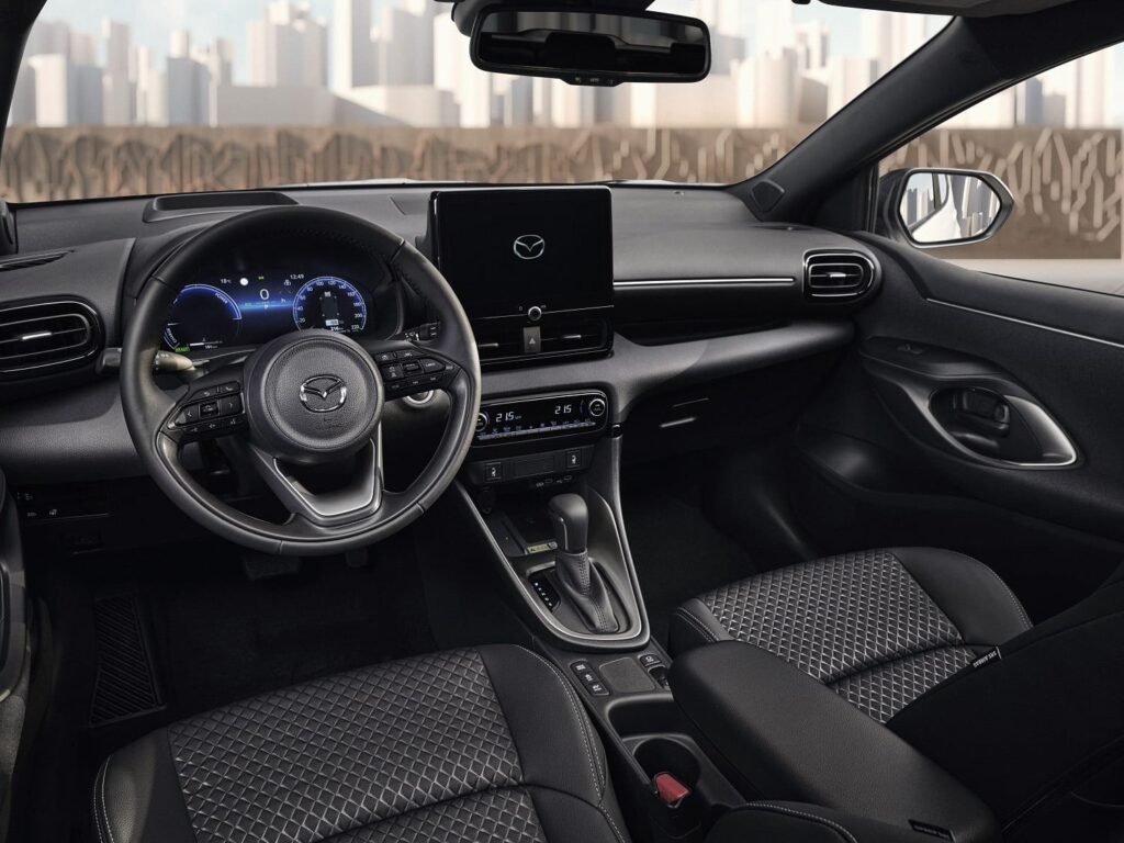 Kokpit Mazda 2. Foto: materiały prasowe producenta