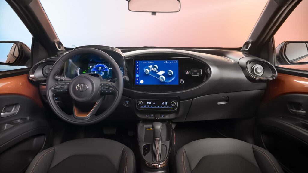 Kokpit Toyota Aygo X. Foto: materiały prasowe producenta