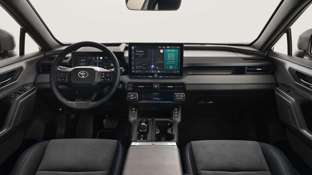 Kokpit Toyota RAV4. Foto: materiały prasowe producenta