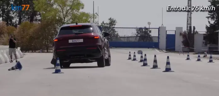 Audi Q5 test łosia. Źródło: KM77/ YouTube