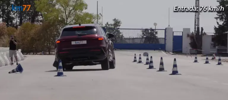 Audi Q5 test łosia. Źródło: KM77/ YouTube