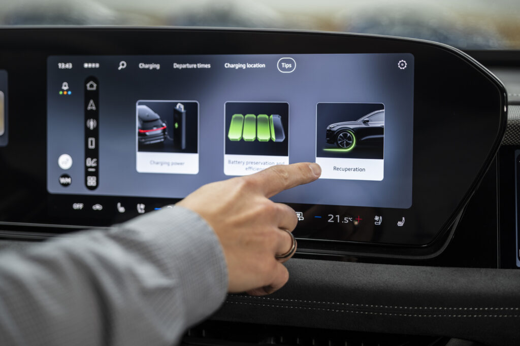 Audi nowa strategia 2 Zoptymalizowany odzysk energii w Audi pozwala na hamowanie do zatrzymania bez konieczności przełączania na hamulec cierny, co zapewnia większy zasięg i komfort. Foto: materiały prasowe producenta
