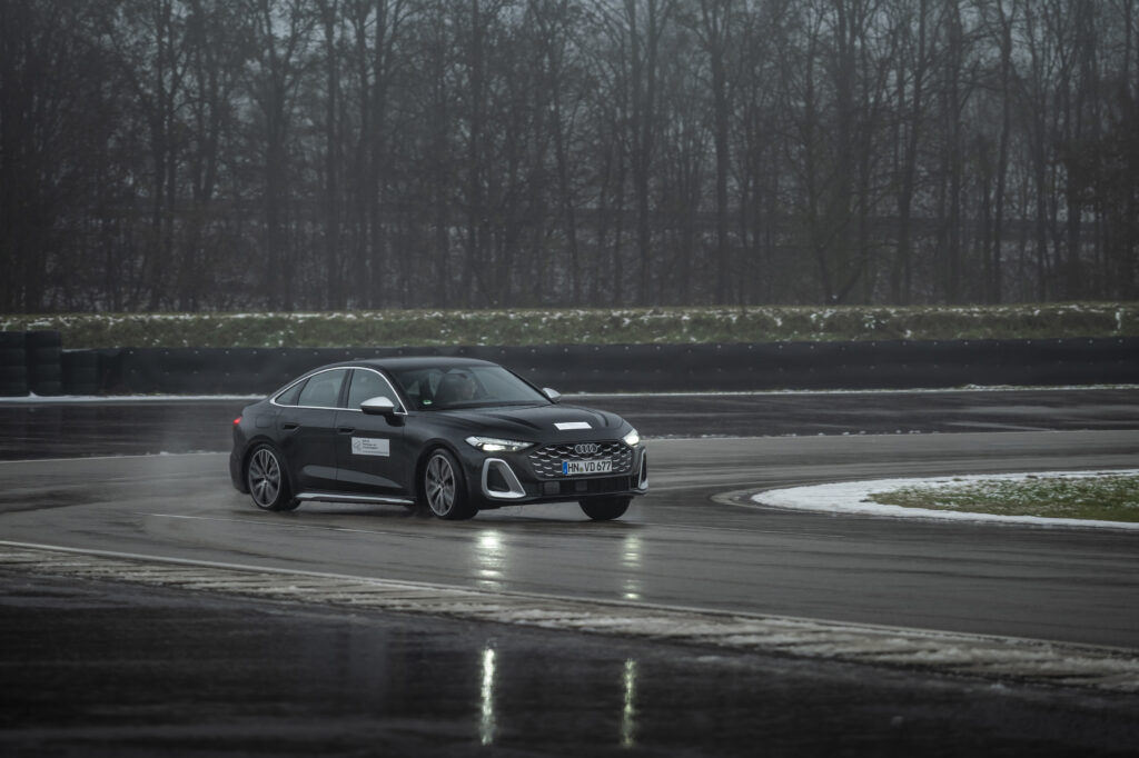 Audi nowa strategia 3 Nowy tryb Audi drive select „Dynamic Plus”: Aby uzyskać maksymalną dynamikę jazdy, oferuje prowadzenie z przewagą tylnej osi i kontrolowane poślizgi, zapewniając wyjątkowo intensywne wrażenia z jazdy. Foto: materiały prasowe producenta
