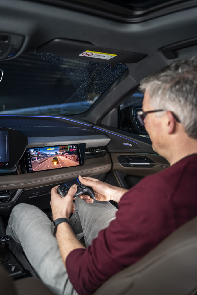 Audi nowa strategia 4 System informacyjno-rozrywkowy Audi obsługuje połączenia Bluetooth z zewnętrznymi kontrolerami gier, dzięki czemu można wygodnie grać w gry na wyświetlaczu MMI pasażera. Foto: materiały prasowe producenta