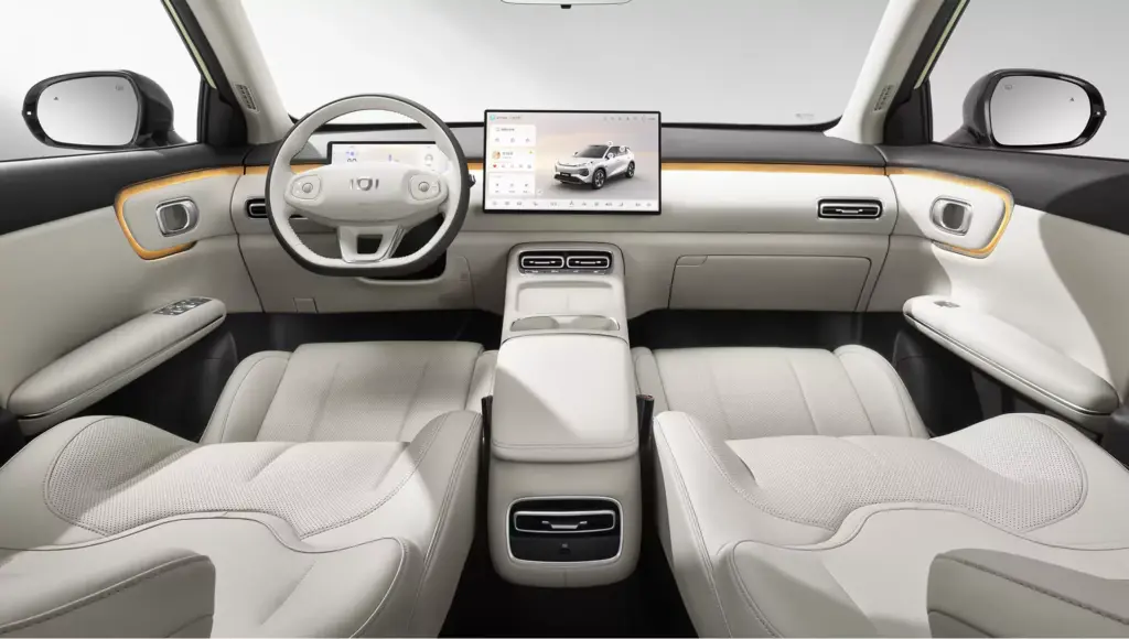 Kokpit Changan E06. Foto: materiały prasowe producenta