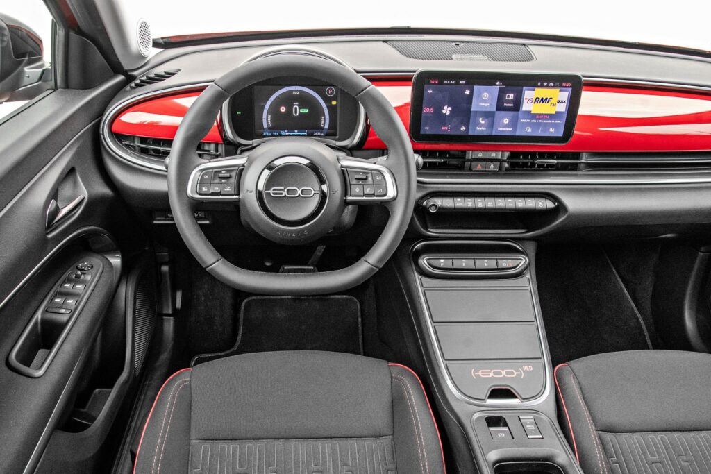 Kokpit Fiat 600. Foto: materiały prasowe Stellantis