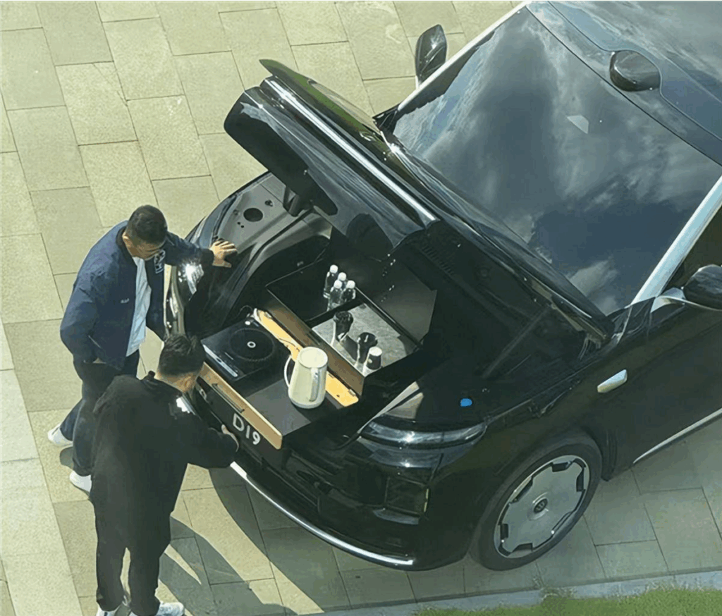Cao Li, wiceprezes Leapmotor Technology pokazał zabudowę przedniego bagażnika modelu D19, źródło: Weibo