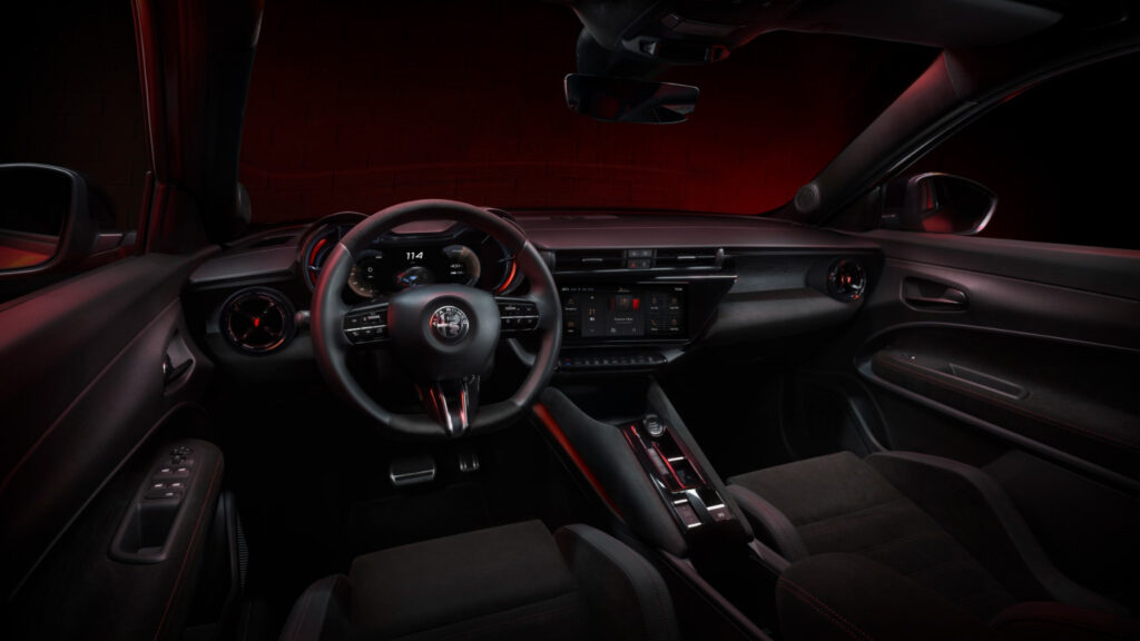 Kokpit Alfa Romeo Junior. Foto: materiały prasowe producenta