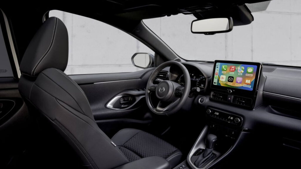 Kokpit Mazda 2 Hybrid 2026. Foto: materiały prasowe producenta