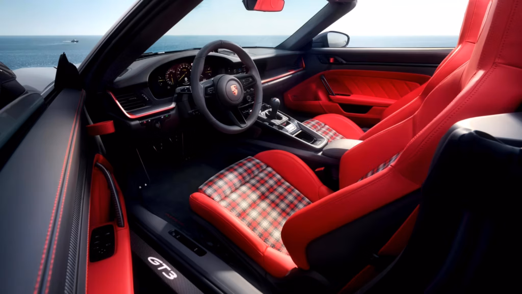 Porsche 911 GT3 S/C - widok wnętrza. Foto: materiały prasowe producenta