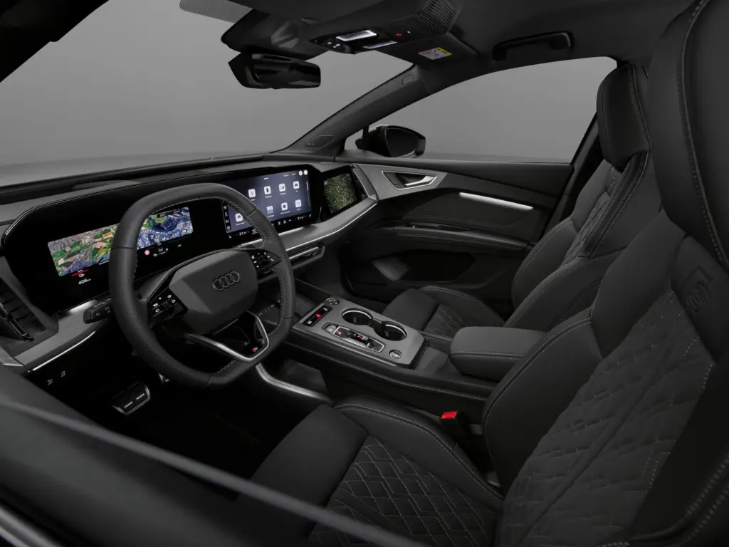 Nowoczesny kokpit Audi Q4 e-tron z wirtualnym zestawem wskazników, dużym ekranem MMI i wielofunkcyjną kierownicą.
