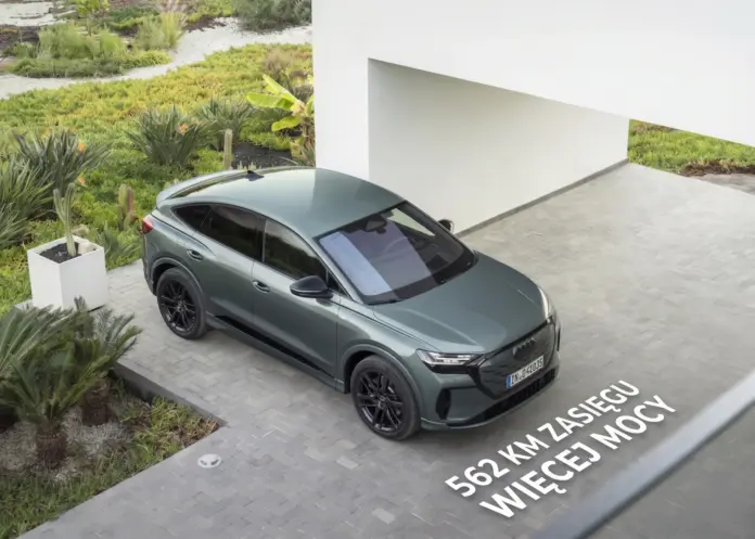 Audi Q4 Sportback e-tron widziane z góry na jasnym podjeździe, prezentujące linię dachu i czarne felgi.