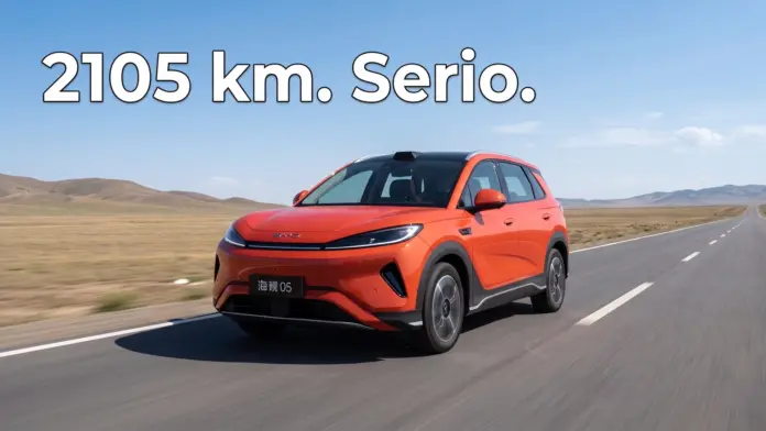 BYD Sealion 05 w kolorze pomarańczowym jedzie po pustej drodze — hybryda z zasięgiem 2105 km