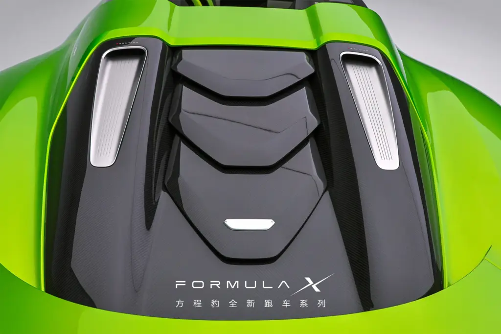 Zbliżenie na karbonowe elementy wykończenia pokrywy tylnej w Fang Cheng Bao Formula X.