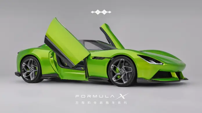 Zielony elektryczny roadster Fang Cheng Bao Formula X z otwartymi drzwiami typu motylkowego.
