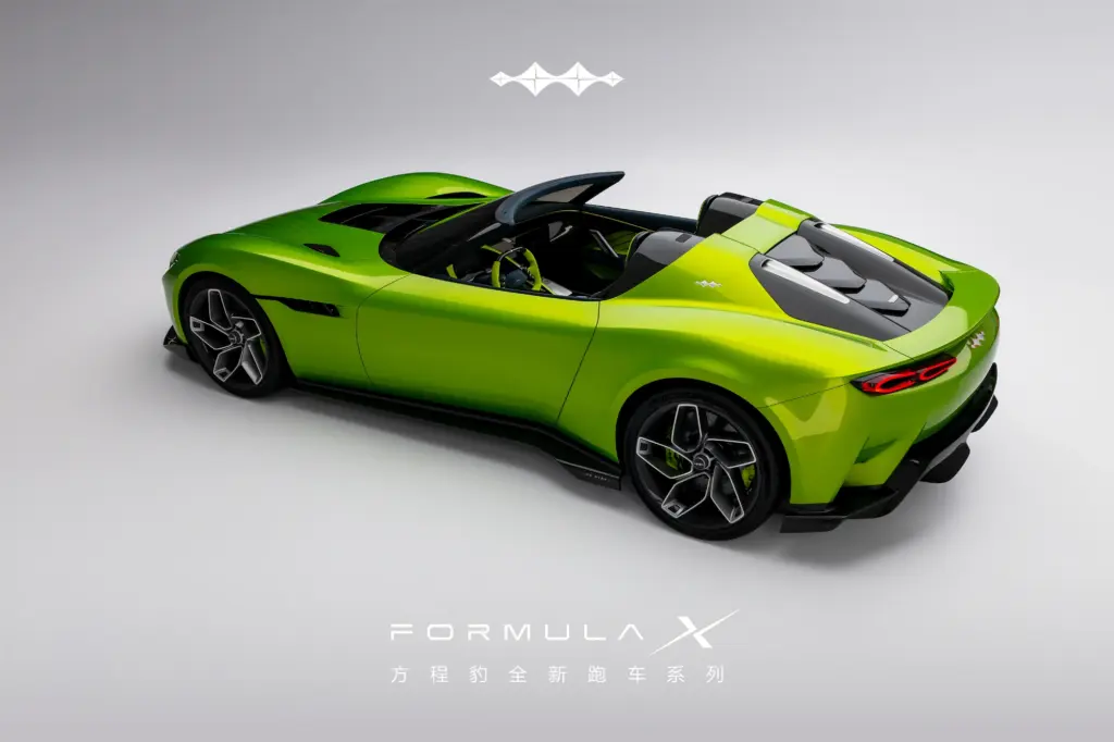 Widok z góry na sylwetkę jaskrawozielonego roadstera Fang Cheng Bao Formula X.
