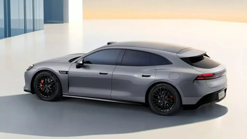 Boczny profil Aistaland GT7 pokazujący sylwetkę elektrycznego shooting brake.
