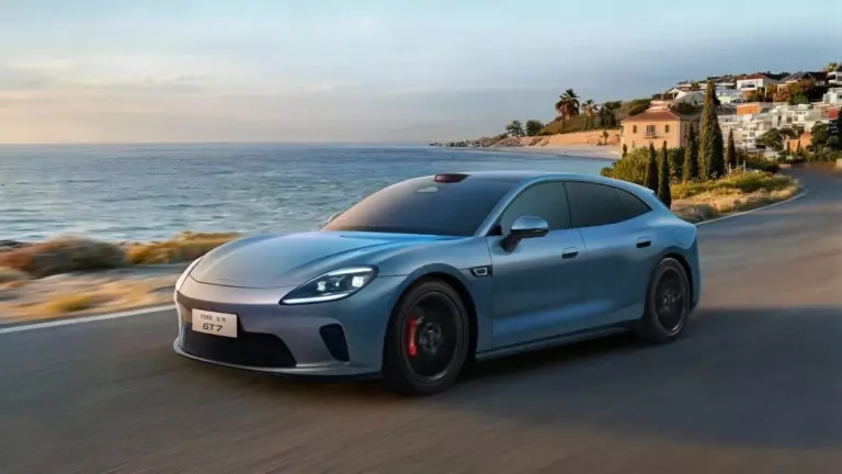 Aistaland GT7 jako elektryczny shooting brake z Chin podczas jazdy nadmorską drogą.