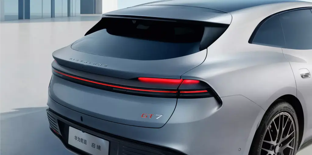 Tył Aistaland GT7 z oznaczeniem modelu i pasem świetlnym LED.
