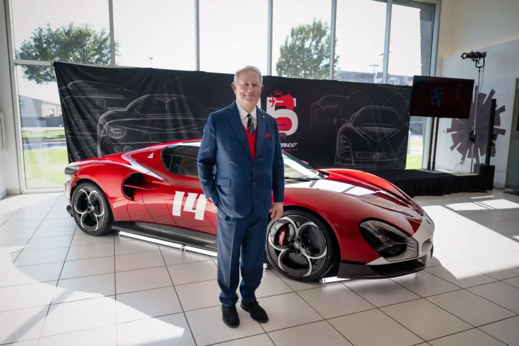 Właściciel przy Alfa Romeo 33 Stradale podczas przekazania limitowanego egzemplarza w Austin