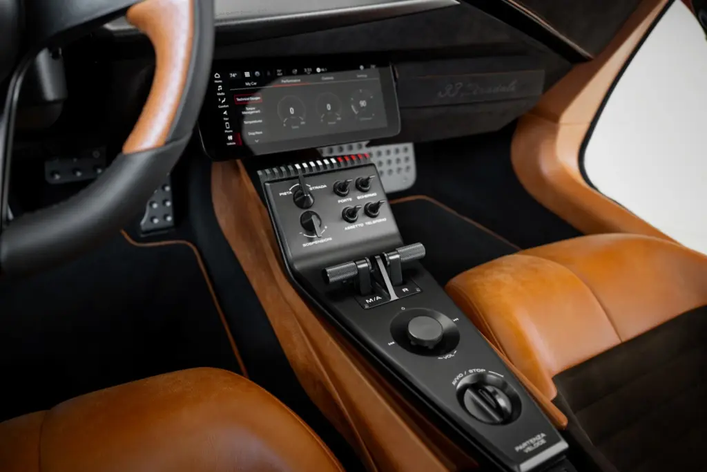 Kokpit Alfa Romeo 33 Stradale z centralną konsolą i sportowymi przełącznikami
