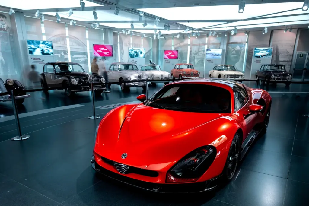 Alfa Romeo 33 Stradale w muzeum w Arese na tle historycznych modeli marki