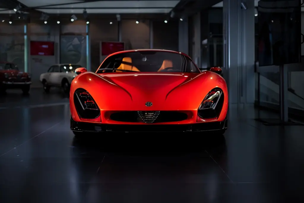 Alfa Romeo 33 Stradale w Muzeum Alfa Romeo w Arese widziana od przodu