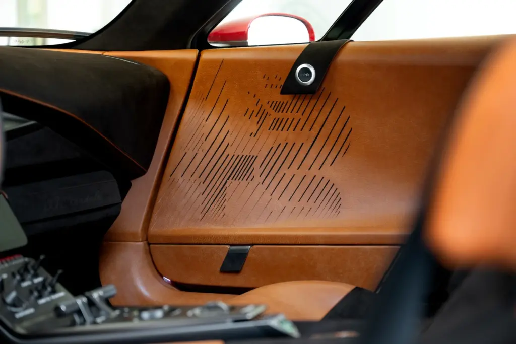 Alfa Romeo 33 Stradale z brązową skórzaną tapicerką i detalami personalizacji wnętrza