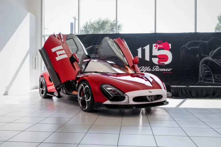 Alfa Romeo 33 Stradale z otwartymi drzwiami podczas uroczystego wydania klientowi w USA