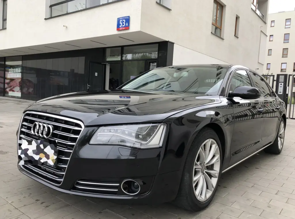 Czarne Audi A8 D4 zaparkowane na Saskiej Kępie w Warszawie. Wyłudzenia odszkodowań komunikacyjnych