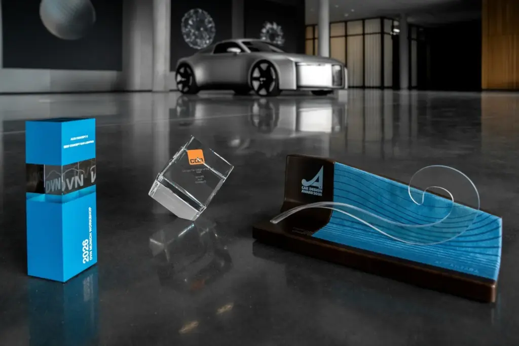 Nagrody za design przyznane Audi Concept C z koncepcyjnym modelem Audi w tle.