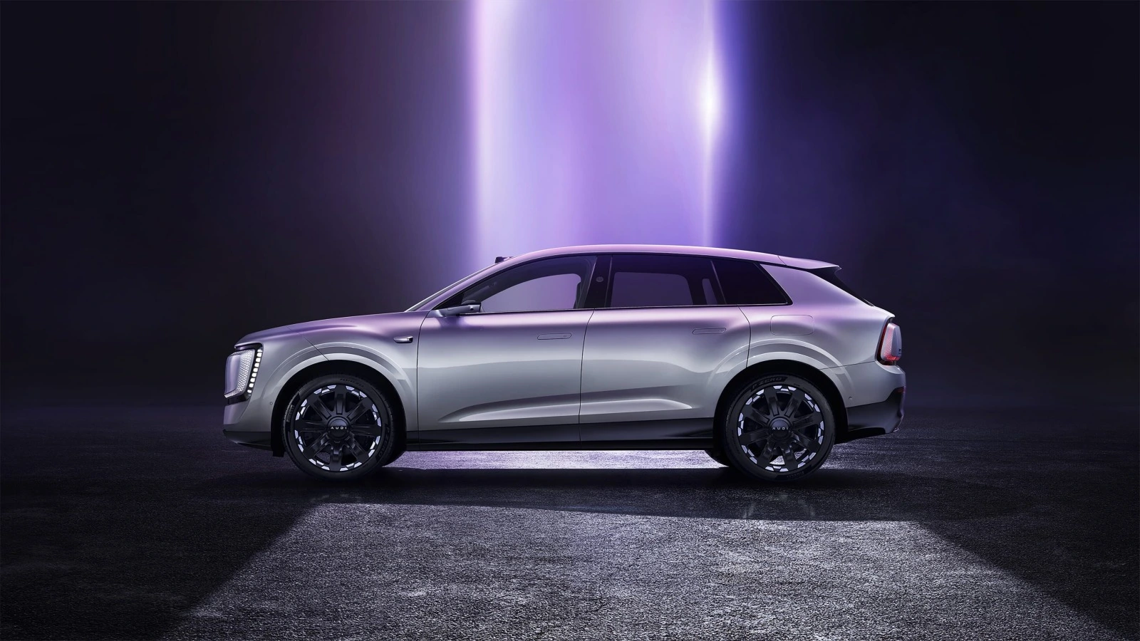 Boczny profil AUDI E7X 2026 pokazujący proporcje dużego elektrycznego SUV-a