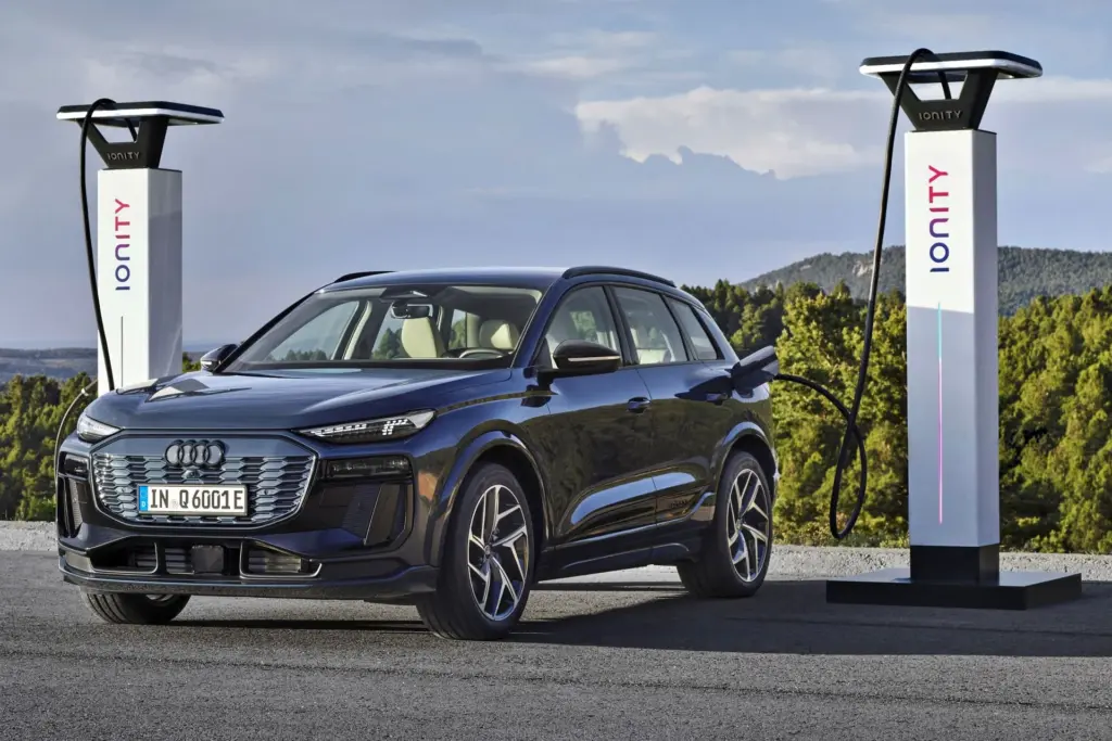 Audi Q6 e-tron podczas ładowania przy stacji Ionity jako element strategii elektryfikacji Audi w 2026 roku. Audi wyniki sprzedaży 2026