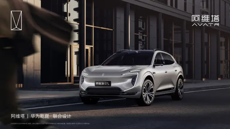 Srebrny SUV Avatr 07L widok z przodu na ulicy, napis nowy rywal Tesli Model Y.