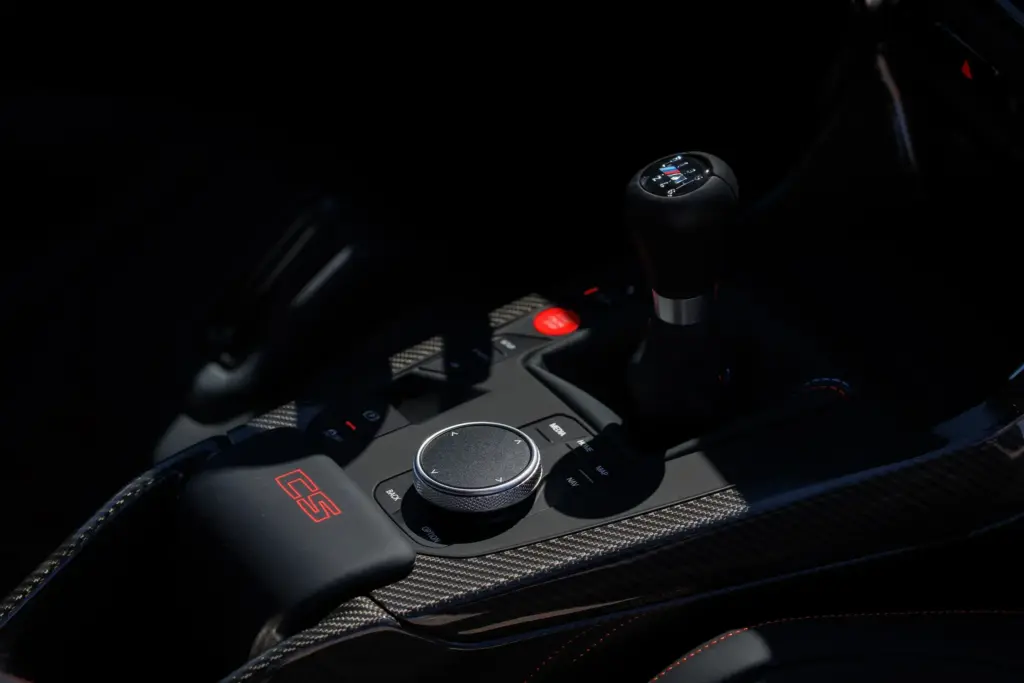 BMW M3 CS manualna skrzynia biegów, detal lewarka w wersji Handschalter