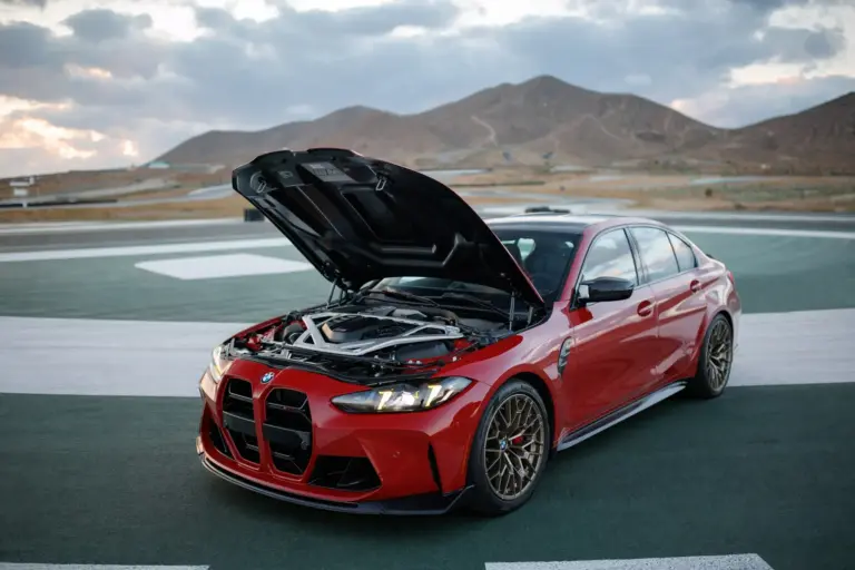 BMW M3 CS manualna skrzynia, czerwony sedan M z otwartą maską na torze