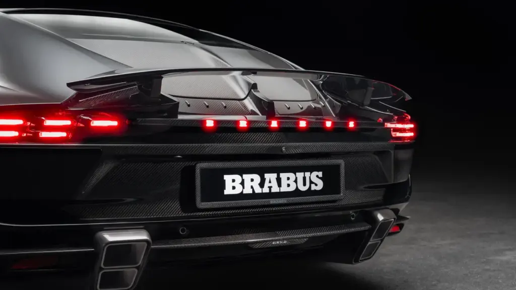 Tył Brabus Bodo z karbonowym nadwoziem i aktywną aerodynamiką