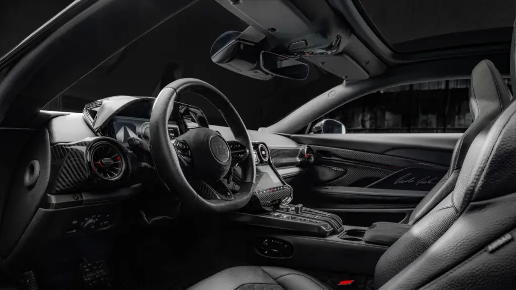 Wnętrze Brabus Bodo z karbonem, skórą i sportową kierownicą