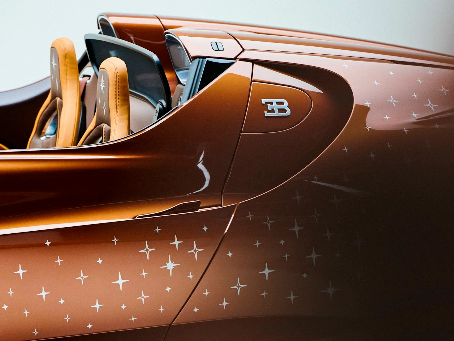 Bugatti W16 Mistral Le Retour du Jeune Prince z ręcznie nanoszonymi gwiazdami na nadwoziu