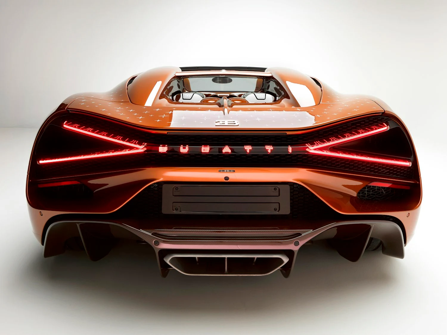 Tył Bugatti W16 Mistral Le Retour du Jeune Prince z podświetlonym napisem Bugatti