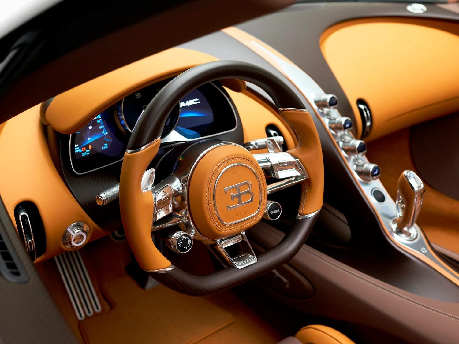 Wnętrze Bugatti W16 Mistral Le Retour du Jeune Prince z kierownicą i skórą w odcieniach brązu