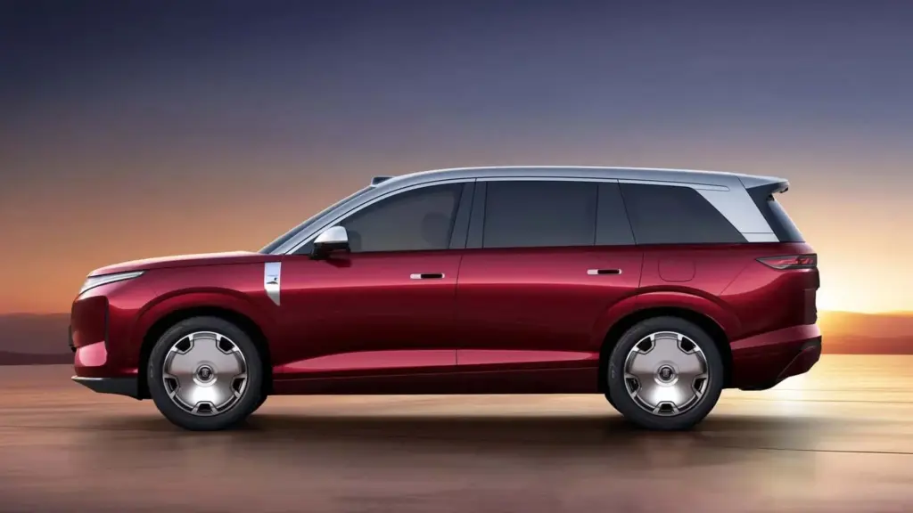 Profil boczny SUV-a BYD Great Tang EV prezentujący dwukolorowe malowanie nadwozia i pełne felgi aerodynamiczne.