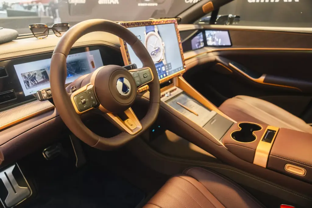 Kokpit Denza Z9GT Chopard z ekranami i luksusowym wykończeniem wnętrza